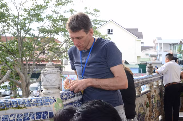 Cận cảnh chùa "ve chai" Linh Phước có tượng Quan Thế Âm bồ tát được kết bằng 650.000 hoa bất tử - Hình 8 Can canh chua