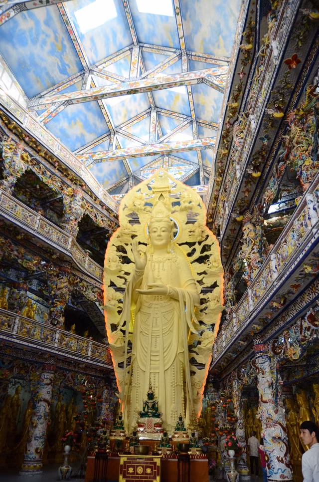 Cận cảnh chùa "ve chai" Linh Phước có tượng Quan Thế Âm bồ tát được kết bằng 650.000 hoa bất tử - Hình 9 Can canh chua