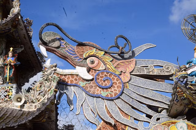 Cận cảnh chùa "ve chai" Linh Phước có tượng Quan Thế Âm bồ tát được kết bằng 650.000 hoa bất tử - Hình 3 Can canh chua