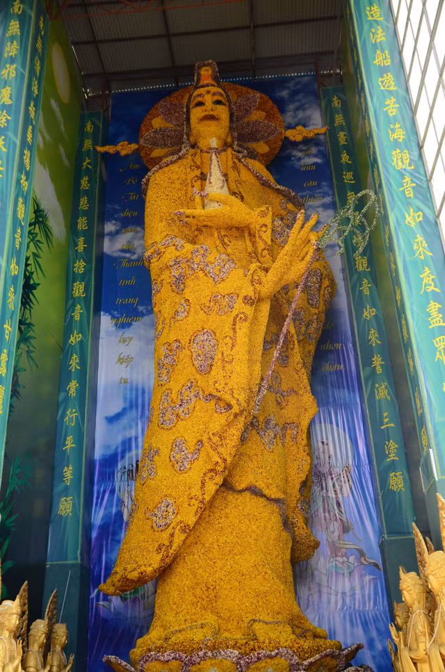 Cận cảnh chùa "ve chai" Linh Phước có tượng Quan Thế Âm bồ tát được kết bằng 650.000 hoa bất tử - Hình 11 Can canh chua