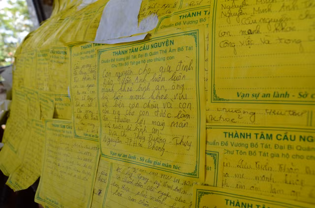 Cận cảnh chùa "ve chai" Linh Phước có tượng Quan Thế Âm bồ tát được kết bằng 650.000 hoa bất tử - Hình 6 Can canh chua