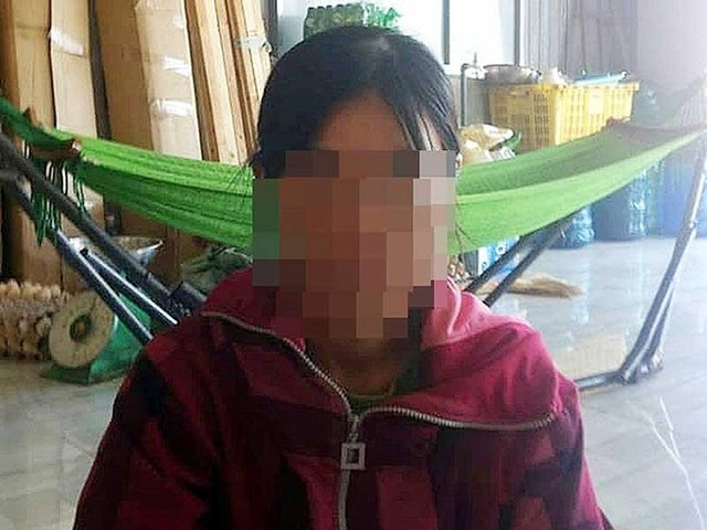 Sờ ngực bà hàng xóm 5 lần, lão nông chỉ bị phạt 200.000 đồng So nguc ba hang xom 5 lan, lao nong chi bi phat 200.000 dong