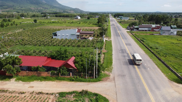 Cận cảnh dự án đường tránh gần 60 tỷ chi chít 'vết thương' ở Bình Thuận - Hình 7 Can canh du an duong tranh gan 60 ty chi chit 'vet thuong' o Binh Thuan-Hinh-7