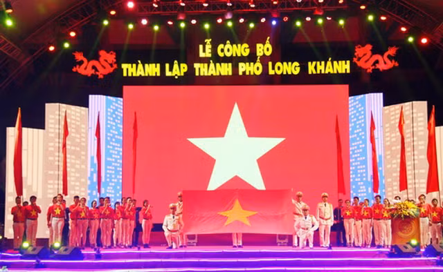 Ngam hinh anh trang dem don mung thanh lap TP Long Khanh