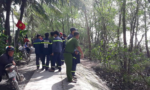 Chìm sà lan hơn 300 tấn trên sông Tiền, 3 người mất tích Chim sa lan hon 300 tan tren song Tien, 3 nguoi mat tich