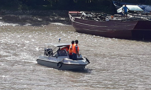 Chìm sà lan hơn 300 tấn trên sông Tiền, 3 người mất tích - Hình 3 Chim sa lan hon 300 tan tren song Tien, 3 nguoi mat tich-Hinh-3