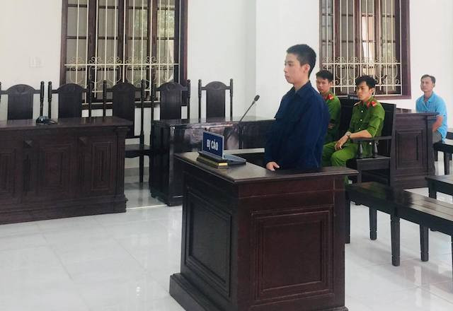 Uống hết 1,5 lít rượu, em nhận đầu anh trai xuống nước đến chết Uong het 1,5 lit ruou, em nhan dau anh trai xuong nuoc den chet