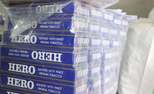 Bắt người phụ nữ vận chuyển thuốc lá lậu lúc rạng sáng - Hình 2 Bat nguoi phu nu van chuyen thuoc la lau luc rang sang-Hinh-2