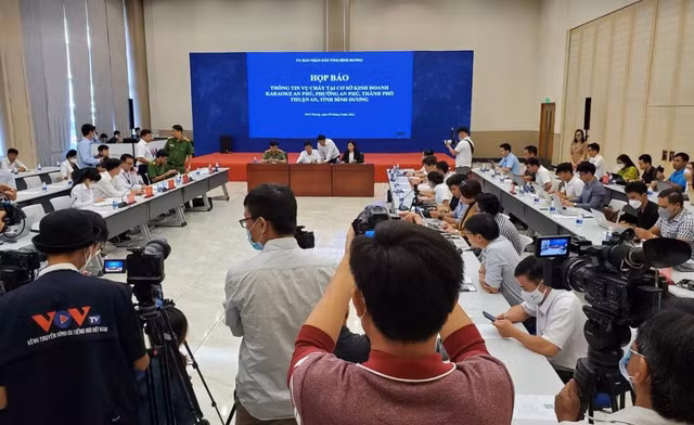 Vu chay quan karaoke lam 32 nguoi chet: Khi bao chay, co khach keo nhan vien vao dong cua lai-Hinh-3