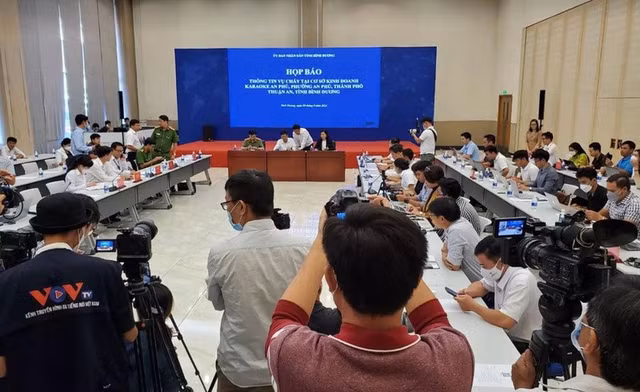 Toan canh vu chay quan karaoke o Binh Duong khien 32 nguoi tu vong