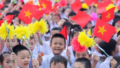 Nhà trường hỗ trợ phụ huynh học sinh đăng ký tuyển sinh trực tuyến. Ảnh: Lê Nguyễn/ Nguồn Hanoimoi