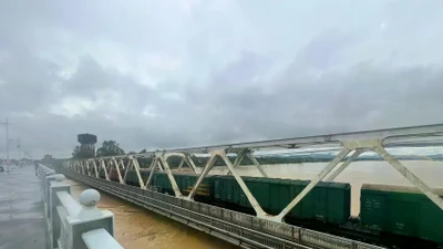 Ngành đường sắt dùng 25 toa tàu giữ cầu Bạch Hổ trên sông Hương
