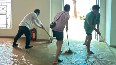 TP Huế mưa trắng trời, người dân tiếp tục đón đợt lũ mới