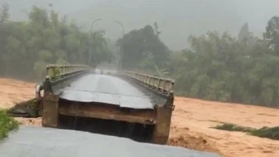 Lũ lớn cuốn sập cầu Le No ở TP Huế