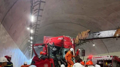 Hầm Đèo Bụt kẹt xe sau vụ tai nạn liên hoàn trên cao tốc Hà Tĩnh