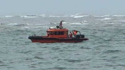 Tàu cá bị chìm ngoài khơi Quảng Trị, một ngư dân được cứu sống