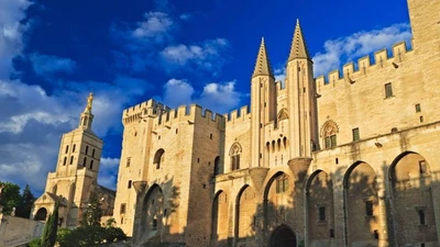 Ngỡ ngàng cung điện Gothic lớn nhất châu Âu gắn với các Giáo hoàng