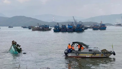 Tàu cá gặp nạn gần Hòn La, 4 ngư dân được cứu sống an toàn