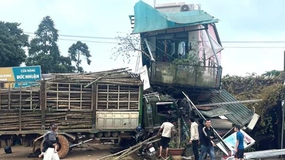 Xe tải va chạm xe máy, bé trai 5 tuổi tử vong tại chỗ