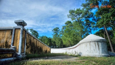 Điều độc nhất của lăng mộ lớn nhất Cố đô Huế 