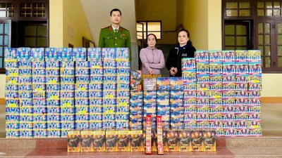 Bắt 2 'nữ quái' mua bán trái phép hơn 340kg pháo nổ
