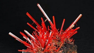 Crocoite – khoáng vật quý hiếm với sắc màu rực rỡ và đặc điểm độc đáo