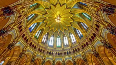 Khám phá kiến trúc độc đáo của Tòa nhà Quốc hội Hungary