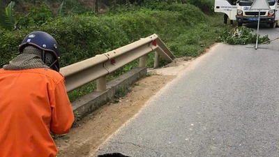 Bất ngờ xuất hiện hố tử thần trên quốc lộ ở Huế