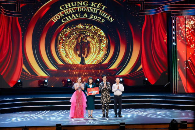 Chủ tịch Đặng Gia Bena và danh ca Ngọc Sơn trao tiền quyên góp cho Phó Chủ tịch Ủy ban Mặt trận Tổ quốc Việt Nam tỉnh Gia Lai – bà Hồ Thị Kim Thu và Phó Giám đốc Sở Văn hóa, Thể thao và Du lịch tỉnh Gia Lai – ông Huỳnh Văn Lợi, ủng hộ đồng bào miền Trung. Ảnh: Team Bình Nguyễn h7.jpg