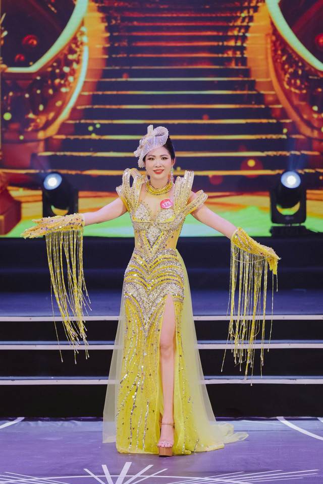 Trang phục dạ hội first face của Tommy Nguyễn giúp thí sinh Trần Thị Phương khoe trọn đường cong kiêu sa, tỏa sáng trên sân khấu. Ảnh: Team Bình Nguyễn h10.jpg