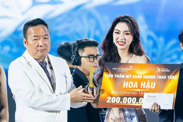 Hoàng Ngọc Như nhận giải thưởng trong chung kết. Ảnh: BTC h5.jpg