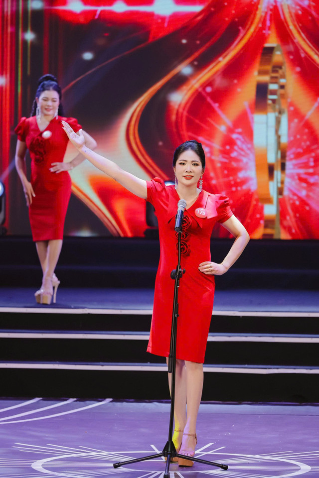 Trần Thị Phương trong phần thi trang phục công sở. Người đẹp cùng các thí sinh trình diễn BST “Quý cô Đất võ, Trời văn” của NTK Thân Hoàng Bích Thủy. Ảnh: Team Bình Nguyễn h8.jpg