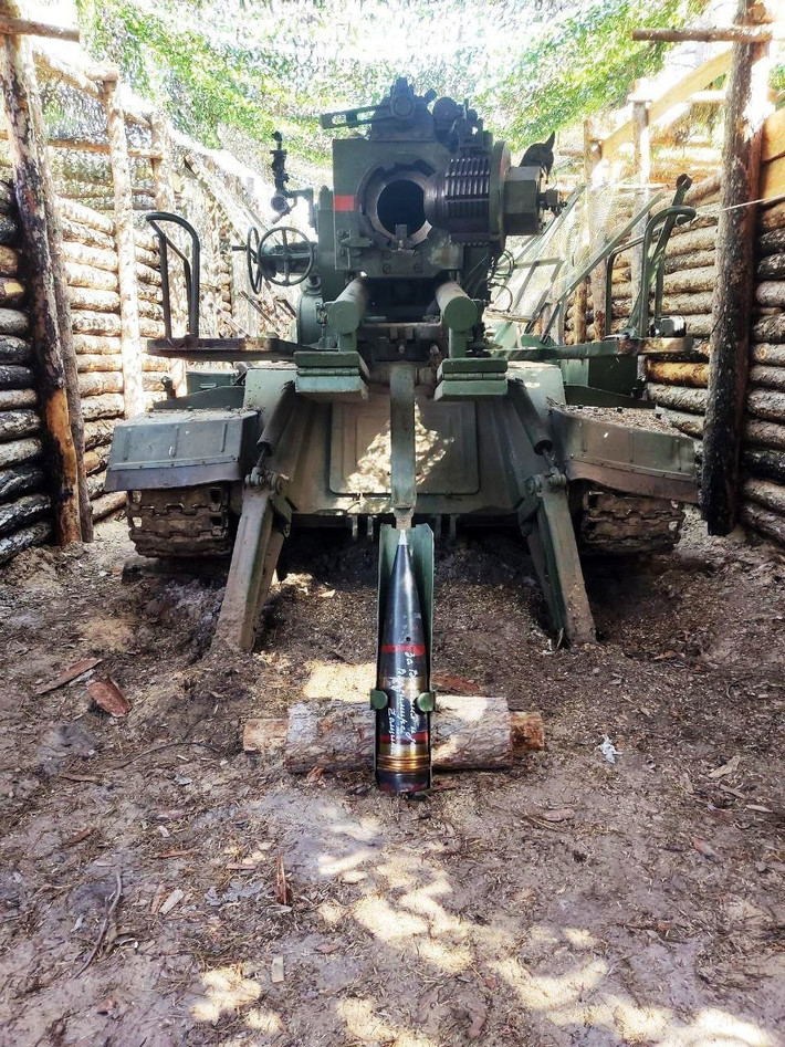 Cuối cùng cỡ đạn 170mm của Koksan, đặt ra những thách thức về mặt hậu cần đối với Nga. Do vũ khí này không thể sử dụng các loại đạn pháo tiêu chuẩn của Nga, nên Triều Tiên phải cung cấp một lượng lớn đạn pháo chuyên dụng cho Koksan. (nguồn ảnh KCNA, TASS, Ukrinform).