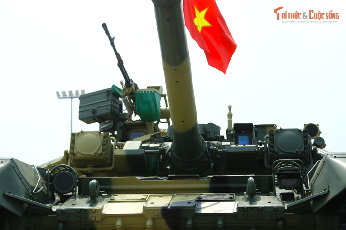 Quân đội nhân Việt Nam hiện có hai phiên bản của dòng xe tăng này là T-90S/SK. Cả hai đều được trang bị hỏa lực mạnh và tự động hóa cao với máy tính đường đạn, các cảm biến quang-ảnh nhiệt, khí tài quan sát, hệ thống tự động bám mục tiêu... cho phép xe tăng tấn công chính xác mục tiêu trong mọi điều kiện thời gian, thời tiết. Trong đó T-90SK là phiên bản xe chỉ huy.