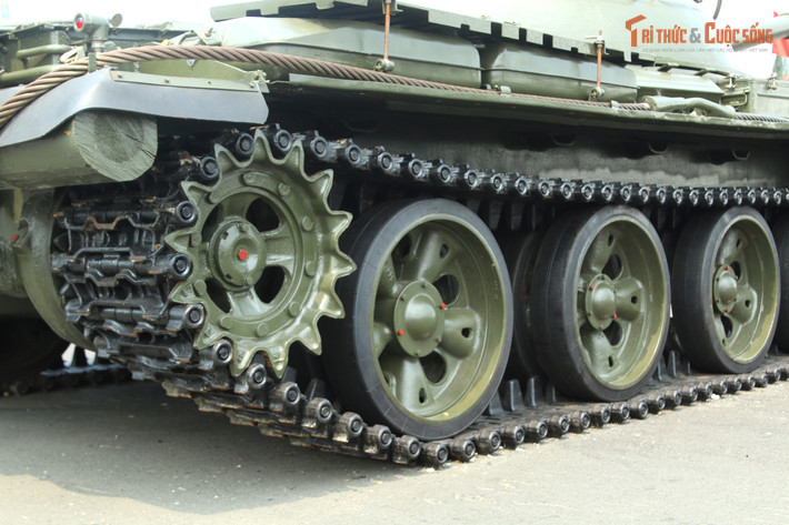 Trong diễu binh diễu hành kỷ niệm 80 năm Cách mạng tháng Tám và Quốc khánh 2/9, các hệ thống bánh xích của T-62 và T-55, T-54B cải tiến đều được trang bị guốc cao su để có thể di chuyển và ít hư hại cho mặt đường nhựa.