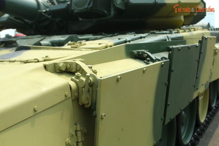 Về hệ thống phòng vệ, xe được trang bị tổ hợp chế áp quang - điện tử; hệ thống phóng lựu đạn khói; giáp phản ứng nổ. Đáng chú ý, xe tăng T-90S có hệ thống phòng chống vũ khí hủy diệt lớn, hệ thống chữa cháy tự động.