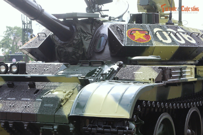 Theo bảng giới thiệu của Binh chủng Tăng thiết giáp tại triểm lãm, T-54B cải tiến là dòng xe tăng hạng trung, trang bị pháo chính 100 mm. So với nguyên bản T-54, xe được bổ sung hệ thống quang học hiện đại, động cơ mạnh mẽ hơn và giáp cải tiến, T-54B cải tiến đáp ứng tốt yêu cầu tác chiến trong điều kiện chiến tranh công nghệ cao.