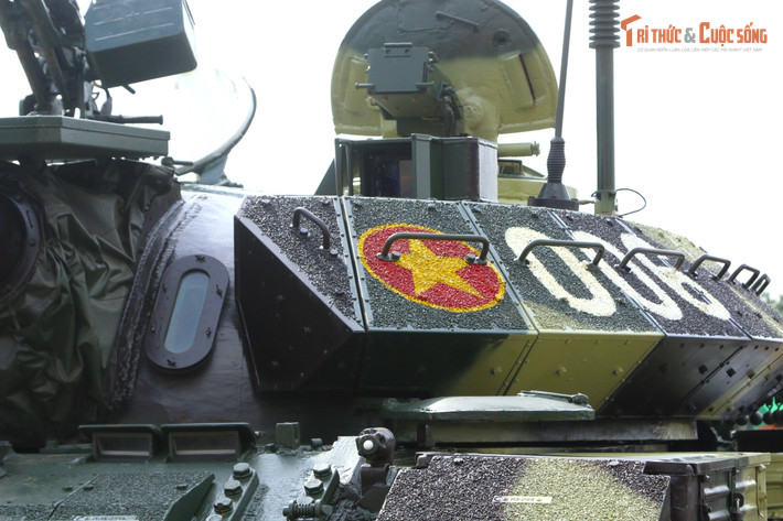 Một trong những cải tiến quan trọng trên T-54B cải tiến hệ thống ngắm bắn và hệ thống điều khiển hỏa lực thông qua hệ thống quang ảnh nhiệt, đo xa bằng laser và hệ thống tính toán đường đạn thông qua hệ thống cảm biến thời tiết.