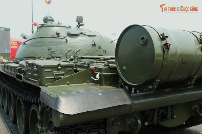 Một trong những khác biệt giữa T-62 và T-54 chính là việc xe tăng được trang bị cửa đẩy vỏ đạn pháo ra bên ngoài sau khi bắn. T-54 thì không có hệ thống này và vỏ đạn sau khi bắn sẽ bị hất ngược trở lại vào trong khoang chiến đấu.