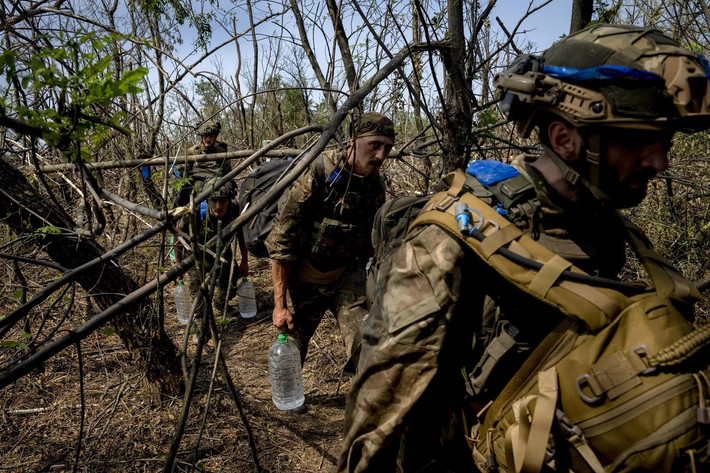 Còn kênh Telegram SHOT công bố một đoạn video ghi lại cảnh binh lính Ukraine đầu hàng gần Pokrovsk. Đoạn phim cho thấy một quân nhân Nga đang áp giải một nhóm binh lính Ukraine qua một vành đai rừng bị cháy rụi, sau đó cuộc thẩm vấn các tù binh bắt đầu.
