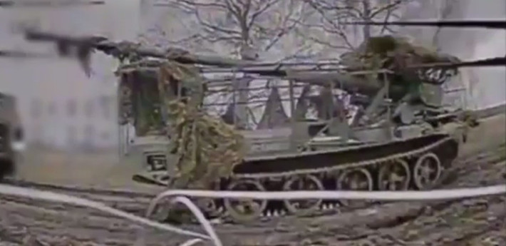 Một nhược điểm khác của M-1989 là không có tháp pháo che chắn, khiến khẩu đội dễ bị thương vong khi bị tấn công. Hầu hết các hệ thống pháo trên thế giới hiện nay đều có tháp pháo bảo vệ hoặc tích hợp các tấm giáp bảo vệ cho chính hệ thống và kíp lái.