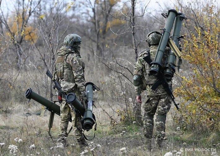 Pháo binh và pháo phản lực cũng tung ra toàn bộ hỏa lực, liên tục bắn phá các vị trí của Ukraine, khiến quân Ukraine không còn chỗ ẩn náu. Dưới sức tấn công mạnh mẽ của RFAF, quân đội Ukraine bị bao vây ở phía đông nam Pokrovsk đang trong tình thế vô cùng nguy cấp. Họ sử dụng hệ thống Starlink để kết nối Internet và xác nhận trên mạng xã hội rằng, giờ đây họ chỉ còn ba lựa chọn: bỏ vị trí và chạy trốn, chiến đấu đến cùng, hoặc chờ đầu hàng.