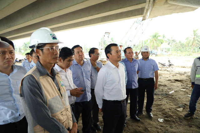 Phó chủ tịch UBND TP HCM Bùi Xuân Cường kiểm tra tiến độ thi công dự án đường Vành đai 3 đoạn phía Tây thành phố.