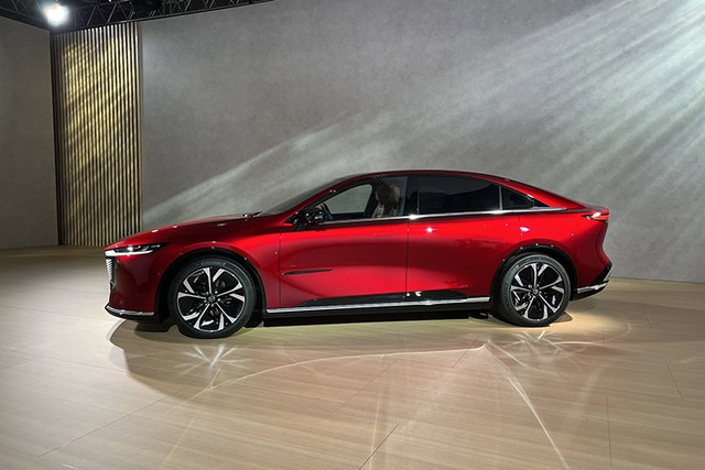 Tại thị trường châu Âu, Mazda 6e 2025 mới chỉ được bán dưới dạng xe sedan thuần điện. Xe không có phiên bản mở rộng phạm vi như ở thị trường Trung Quốc, ít nhất là vào thời điểm hiện tại. 3-841.jpg