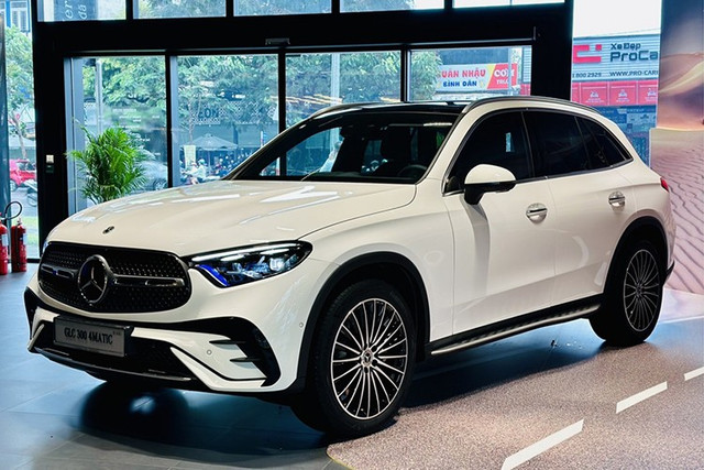 Mercedes-Benz GLC 300 giảm giá, mức tiền đủ mua Hyundai Accent. 1-6065.jpg