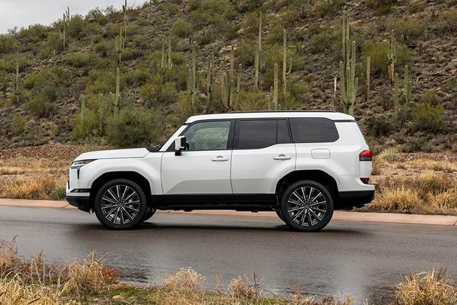 Đáng chú ý, mức giá này đã tăng thêm 750 USD (khoảng 20 triệu đồng) so với phiên bản cũ, mặc dù không có bất kỳ thay đổi nào về thiết kế hay trang bị. Điều này khiến nhiều người đặt câu hỏi về sự thay đổi đột ngột từ phía Lexus. 11.jpg