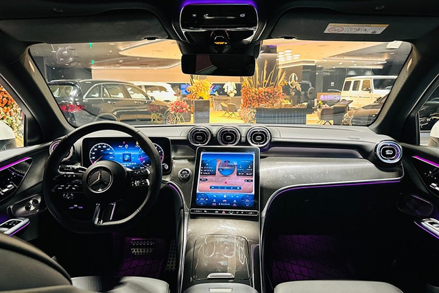 Nhờ chính sách kích cầu từ đại lý giúp giá xe Mercedes-Benz GLC 300 4MATIC thực tế trở về mức dễ tiếp cận hơn so với con số 2,839 tỷ đồng như niêm yết. 2-1418.jpg