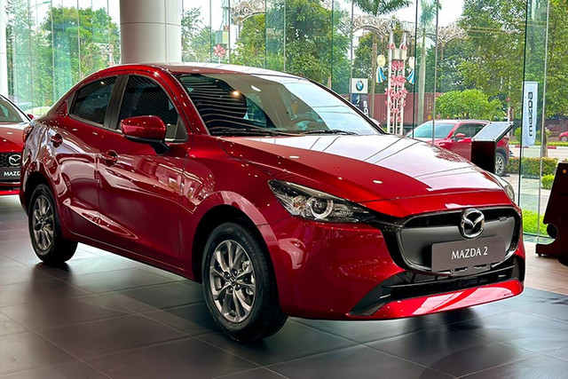 Mazda 2 với 488 xe rời đại lý, tăng 12,9% theo tháng.