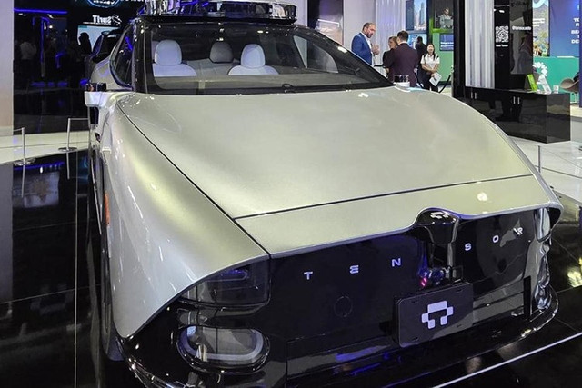 Thời gian qua, dư luận đã dành sự chú ý cho sản phẩm mang tên Tensor Robocar, một mẫu xe tự lái cấp độ 4 do Tensor (công ty có trụ sở tại San Jose, Mỹ) phát triển. Sản phẩm trên được đánh giá là “chiếc xe điện tự hành đầu tiên trên thế giới có thể sở hữu cá nhân”. 7-1424.jpg