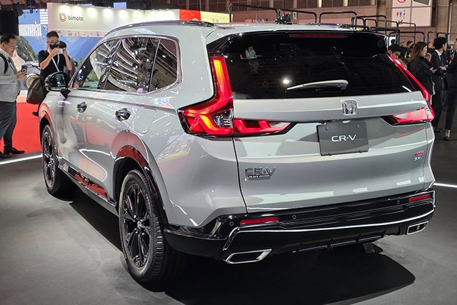 Về ngoại hình, Honda CR-V e:HEV RS Black Edition, các chi tiết ngoại thất như lưới tản nhiệt, hốc gió, cản trước - sau, gương chiếu hậu, tay nắm cửa, ray nóc và logo đều được sơn đen bóng hoặc đen mờ. Bộ mâm hợp kim 19 inch có thiết kế nan riêng, khác biệt hoàn toàn so với phiên bản đang bán tại Việt Nam. 3.jpg